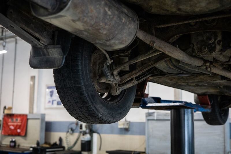 Cât costă un elevator auto în 2026: prețuri pe tipuri