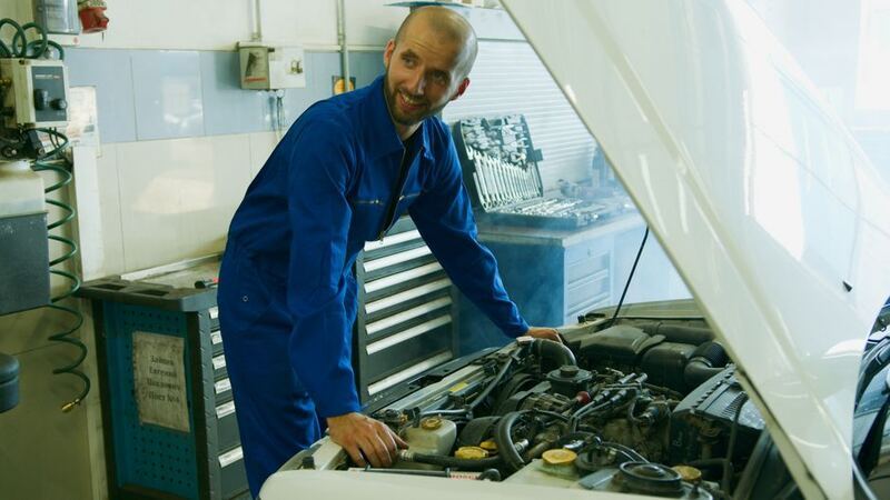 Checklist deschidere service auto: echipamentele de ridicare primele