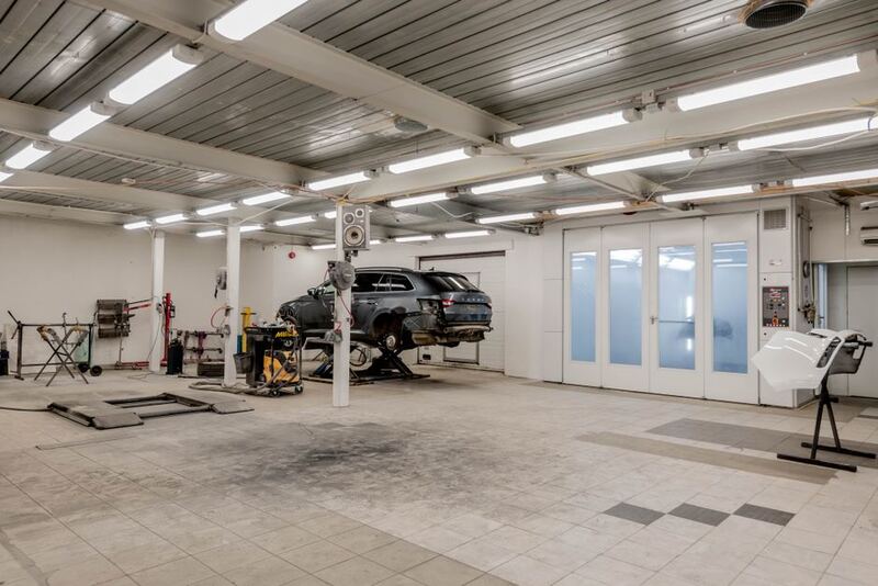 Elevator cu prag sau fără prag: comparație completă pentru hala ta