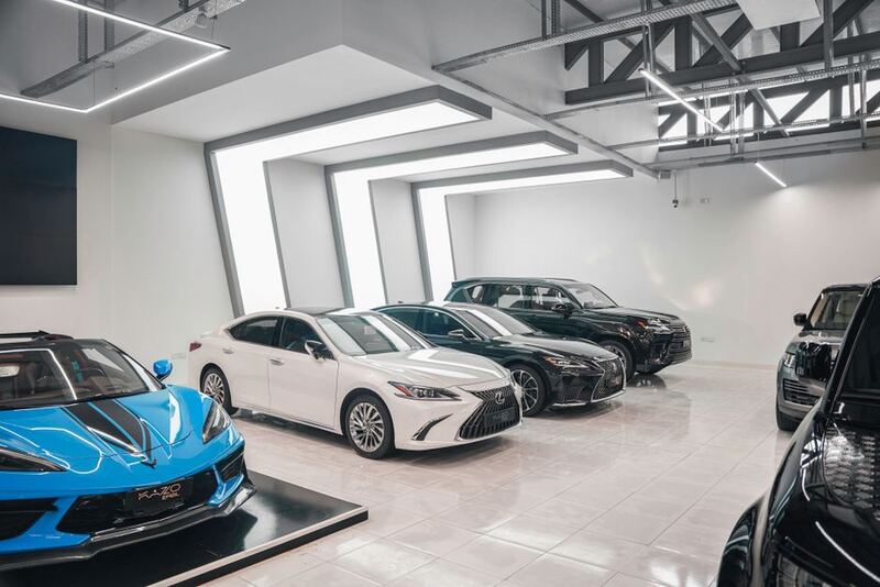 Elevatoare de showroom: mașina expusă pe verticală, cerințe și prețuri
