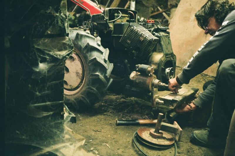 Ridicarea tractoarelor și utilajelor agricole: elevatoare și cricuri