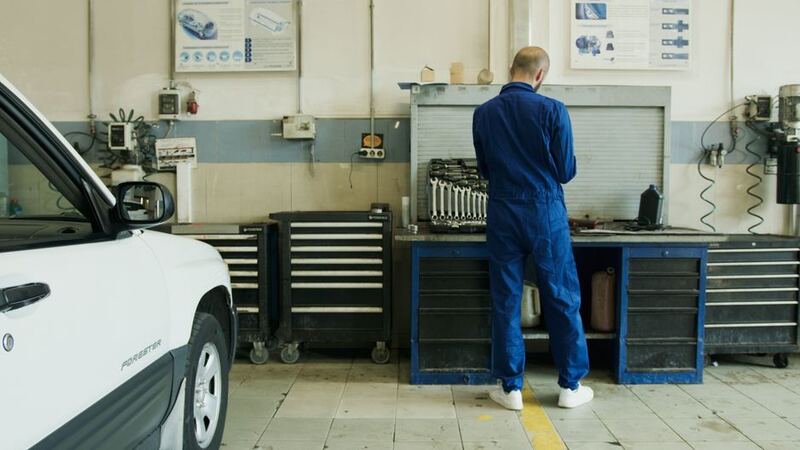 Elevator sau canal de vizitare: ce alegi pentru service și ITP