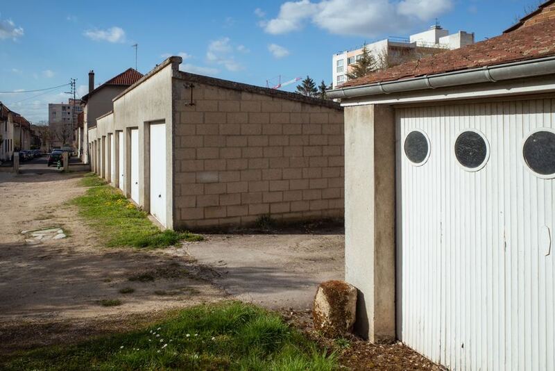 Zgomotul elevatorului și vecinii: service în zonă rezidențială
